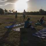 Il primo gruppetto di habitu� dello yoga lo troviamo sul prato di Parco Perotti. Sono sei ragazzi agli "ordini" di Valentina Gasparro, istruttrice di Hatha yoga